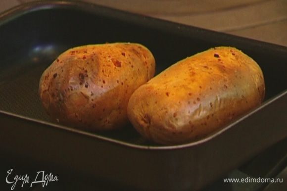 Готовый картофель слегка остудить, чтобы можно было держать руками. Готовый картофель слегка остудить, чтобы можно было держать руками.