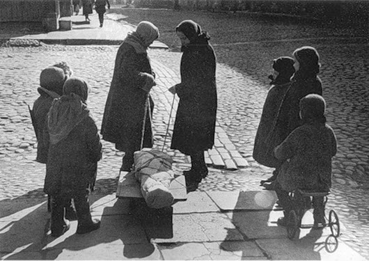 0_31890_a35212d0_L Дети блокадного Ленинграда (фото и видео)