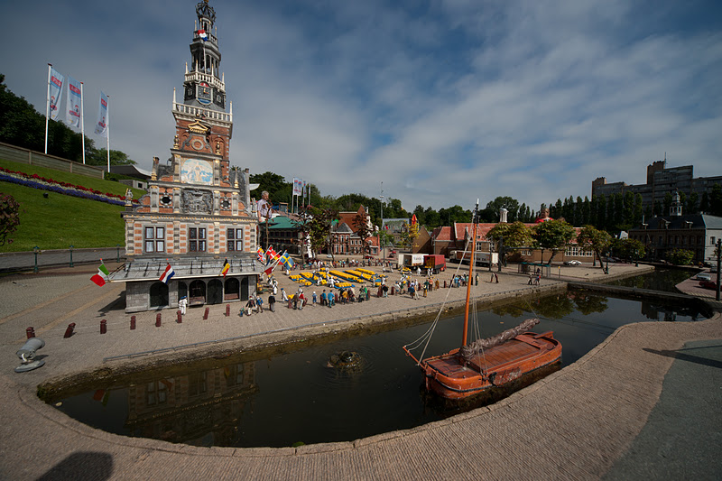 Транспортировка сыра в миниатюре. Парк Мадюродам. Фото 