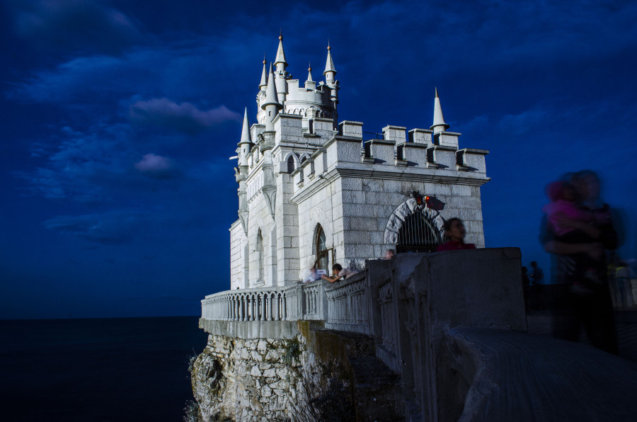 Что посмотреть в Крыму? Ночная Ялта, Ласточкино гнездо, теплое море и горы.... DSC 8486 900x596 Что посмотреть в Крыму? Ночная Ялта, Ласточкино гнездо, теплое море и горы....