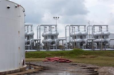 FILE PHOTO: An oil storage tank and crude oil pipeline equipment is seen during a tour by the Department of Energy at the Strategic Petroleum Reserve in Freeport, Texas, U.S. June 9, 2016. REUTERS/Richard Carson/File Photo  FILE PHOTO: An oil storage tank and crude oil pipeline equipment is seen during a tour by the Department of Energy at the Strategic Petroleum Reserve in Freeport, Texas, U.S. June 9, 2016. REUTERS/Richard Carson/File Photo