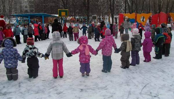 Жители «Дружного дворика» на улице Нахимова, 15 проводят новогодние праздники для детворы