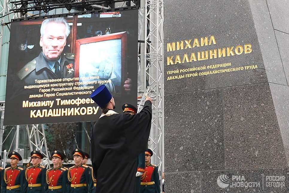 Либералы ополчились на памятник русско-советскому конструктору Калашникову Либералы ополчились на памятник русско-советскому конструктору Калашникову