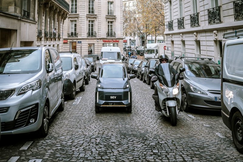 Концептуально SEV близок к французскому Renault Twizy, но если Twizy больше похож на мотоколяску, то SEV — полноценный автомобильчик с герметичным закрытым кузовом. Концептуально SEV близок к французскому Renault Twizy, но если Twizy больше похож на мотоколяску, то SEV — полноценный автомобильчик с герметичным закрытым кузовом. авто, автомобили, каршеринг, малолитражка, прокат автомобилей, ситикар, электрокар, электромобиль