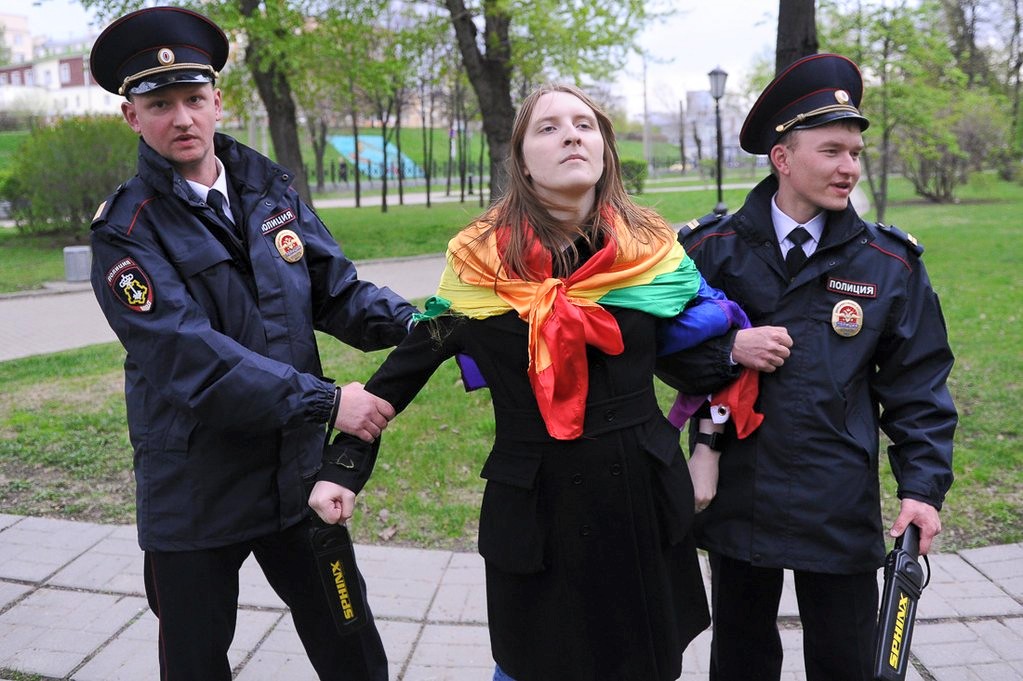 Мы поняли, уезжать надо сейчас, тянуть нельзя. Содомиты вереницей потянулись из России Мы поняли, уезжать надо сейчас, тянуть нельзя. Содомиты вереницей потянулись из России