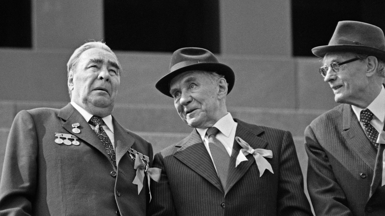 Леонид Ильич Брежнев (1906–1982), председатель Совета министров СССР Алексей Николаевич Косыгин (1904–1980) и секретарь ЦК КПСС по идеологии Михаил Андреевич Суслов (1902–1982) (слева направо) на трибуне Мавзолея в Москве. Фото: © РИА Новости/Борис Кауфман