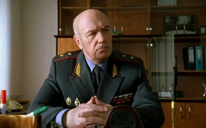 Леонид Куравлев в сериале *Бригада*, 2002 | Фото: kino-teatr.ru Леонид Куравлев в сериале *Бригада*, 2002 | Фото: kino-teatr.ru