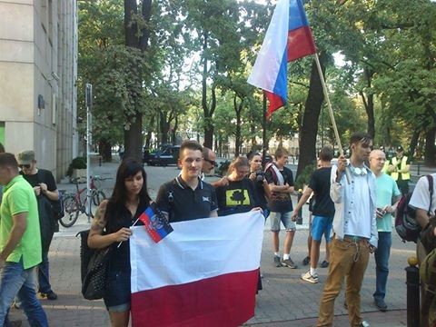 У здания украинского посольства в Варшаве прошёл митинг против войны на Украине У здания украинского посольства в Варшаве прошёл митинг против войны на Украине