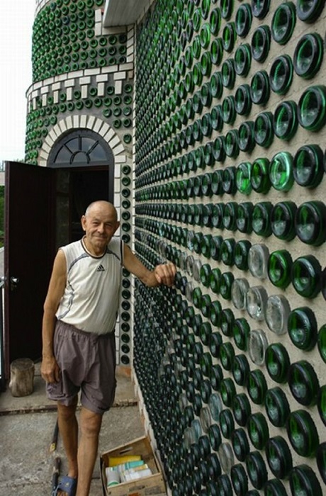 Украинский умелец построил на даче дворец из пустых бутылок из-под шампанского