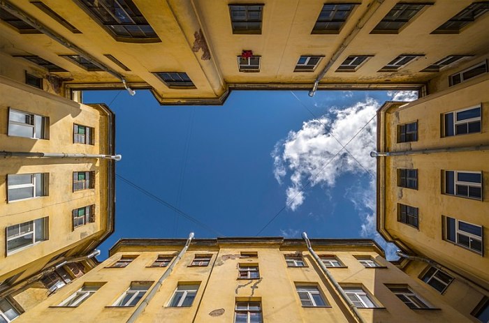 Двор-колодец в Санкт-Петербурге (4-я Линия Васильевского острова). Двор-колодец в Санкт-Петербурге (4-я Линия Васильевского острова).