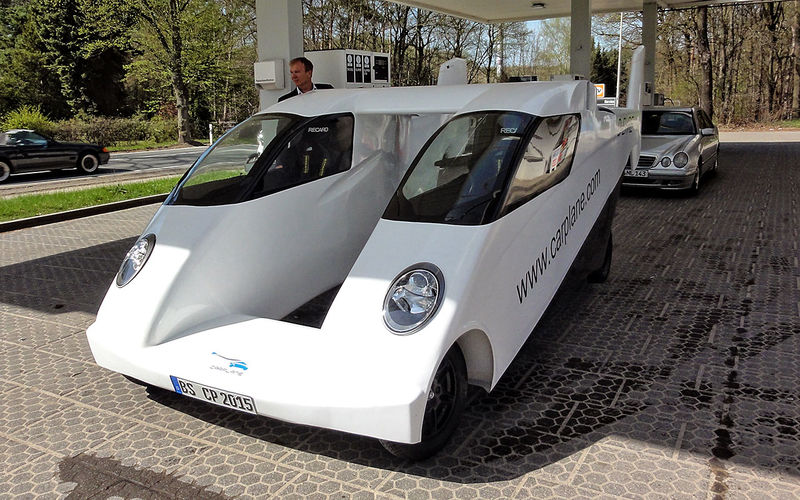 Немецкий проект Carplane®. У него выдвигающиеся крылья и двухмоторная схема — один для езды, другой для полетов. Это прямой конкурент АэроМобиля и Terrafugia Transition. Года два идут разговоры об «интенсивной доработке», но в фотоотчетах представлена лишь наземная часть испытаний. Воздушная — только в формате трехмерного мультфильма на сайте фирмы. Летающие автомобили: смертельная история и смелые планы Uber