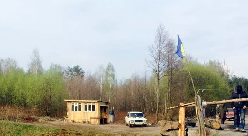 Жители "Янтарной Народной Республики" оградились от Украины забором