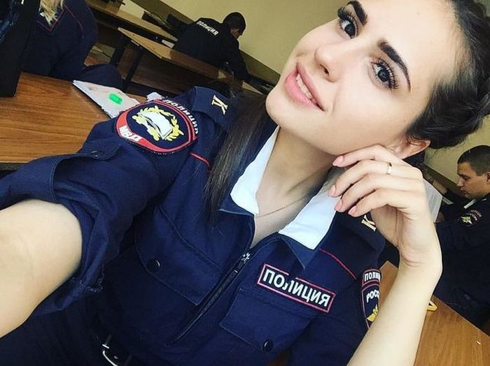 Симпатичные девушки на страже порядка (24 фото)