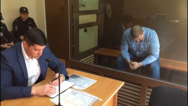 Видео: Экс-полицейского, задержанного за взятку в 50 млн, арестовал суд
