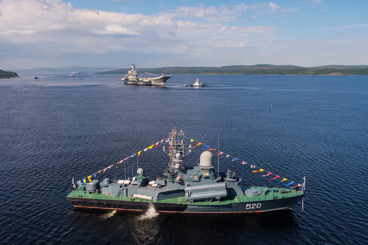 Репетиция парада кораблей Краснознаменного Северного флота ВМФ России на Североморском рейде Репетиция парада кораблей Краснознаменного Северного флота ВМФ России на Североморском рейде