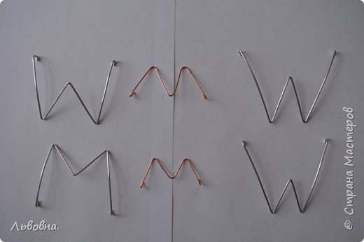 Здравствуйте, здравствуйте, здравствуйте, дорогие мастера и мастерицы! Доброго времени суток, Страна!
Сегодня я к вам с мастер-классом, который задумывался у меня очень и очень давно – еще в той, первой жизни в СМ.
Как-то летом, живя на даче, я нашла в своих талмудах одну непрезентабельного вида бумажку, на которой угадывались какие-то каракули. Внимательно присмотревшись к ним, я поняла, что на них были записаны мои хотелки. Одной из таких хотелок были подвесы для тарелок, коими я занималась в то далекое время. Осваивала, так сказать, декупаж на оных. Подставки для тарелок я худо-бедно накупила-насобирала, а вот подвесов, чтобы эти самые тарелки повесить на стену, не было. Мозг мой усиленно работал в этом направлении, кое-какие задумки-наметки уже были, но… Но этим задумкам не суждено было сбыться.
И вот прошлым летом, найдя этот список хотелок, я рьяно взялась за одну из них. Как раз лето было дождливое (и не только у нас) и эта тема была весьма кстати. В общем, долго рассусоливать не буду, скажу сразу, что до конца это дело я не довела. Моя любимая подружка лень-матушка не дала мне закончить начатое. ))) Так и валяется моя незавершенка на дачной веранде…
Ой, я же про подвесы… Так вот, в конце года, будучи в Москве на выставке Гранд Текстиль, я увидела эти самые подвесы! Для тарелок! На стенку чтобы! Не могу передать вам той радости, что я испытала при виде аккуратно упакованных металлическо-пружинных штучек! О-о-о, как я раскатала губы!!! Мысленно развешивая тарелки по стенам, я уже достала кошелек, но цена, озвученная продавцом, вернула меня на землю. Да что там вернула… Просто хрястнула меня о родимую! Двести сорок (или 60 – не помню) рубликов! Штука! Оквадратив глаза и закатав так быстро раскатавшиеся губы, я молча отошла в сторону. Слилась, так сказать, с толпой…
И вот тогда я дала себе самое честное-пречестное слово, что обязательно возьмусь за воплощение в жизнь моей давнишней хотелки – подвесы для тарелок. Подручными материалами. Чтобы как можно халявнее… И я сдержала данное себе слово! Сегодня я раз и навсегда решила для себя вопрос с размещением тарелок на стенах! Пришлось, конечно, их немного модифицировать (да и блестят они не как магазинские), но себестоимость получившихся подвесов прям ласкает мою душу – от 6 до 9 рублей… Штука…
фото 24