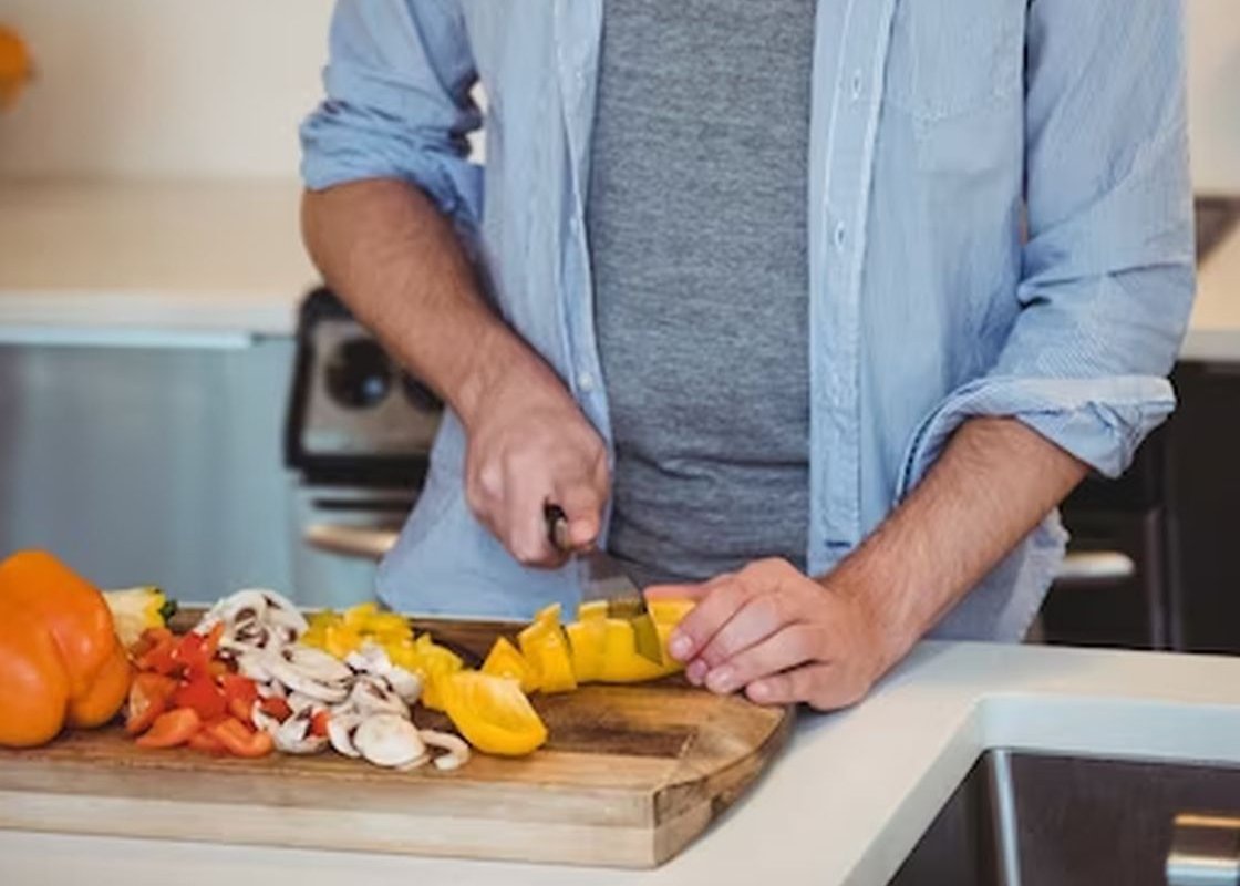 Врач Тимощенко: яичный желток и молочные продукты улучшают способность мужчины стать отцом