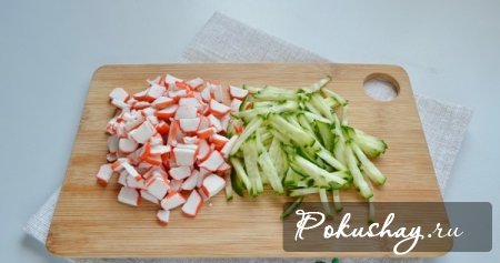 Порезать крабовые палочки и огурцы Порезать крабовые палочки и огурцы