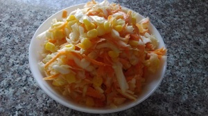 Фото к рецепту: Салат ВКУСНЯШКА с капусты,моркови,кукурузы Фото к рецепту: Салат ВКУСНЯШКА с капусты,моркови,кукурузы
