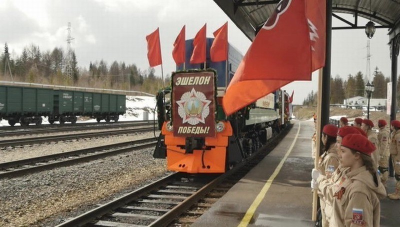 По Якутии с красными знамёнами и букетами гвоздик едет «Эшелон Победы»