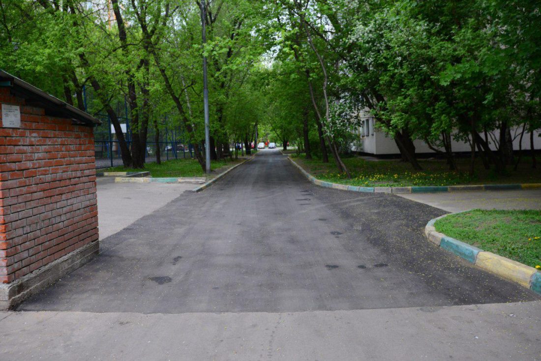 Новый асфальт положили работники «Жилищника района Новогиреево» / Фото: Александр Кочубей, «Восточный округ»