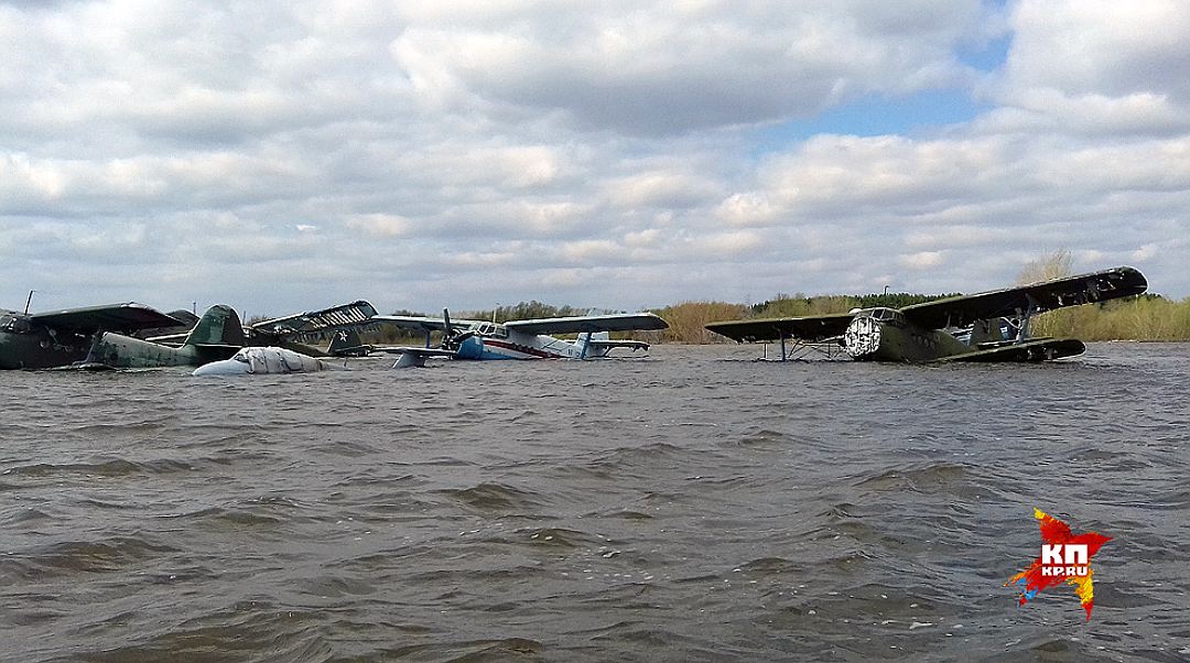 В водном плену оказались девять самолетов. ФОТО Виталий КОРОЛЕВ