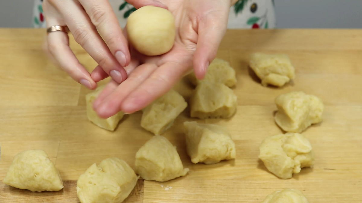 Пирожки с капустой ( Капустники): тонкое, рассыпчатое тесто и начинка из квашеной или свежей капусты, постный рецепт