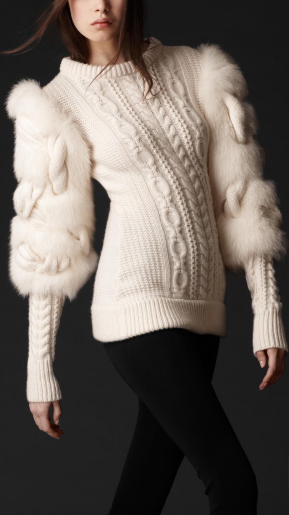 белый вязаный пуловер спицами