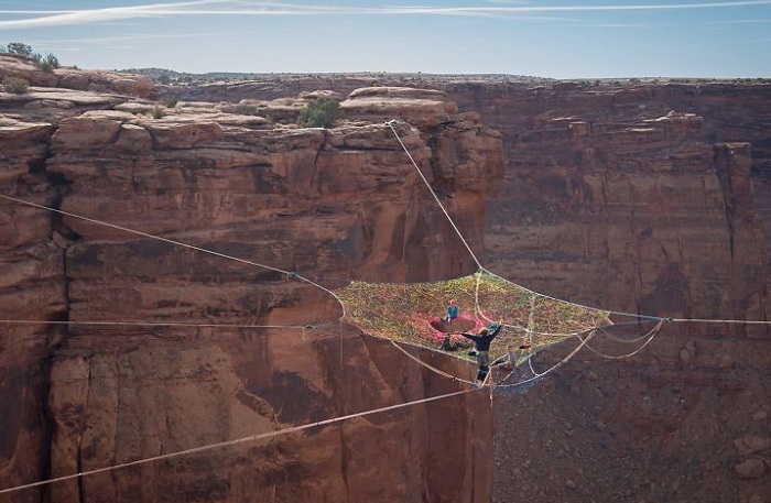 Экстремалы Moab Monkeys связали паутину из тросов. Экстремалы Moab Monkeys связали паутину из тросов.
