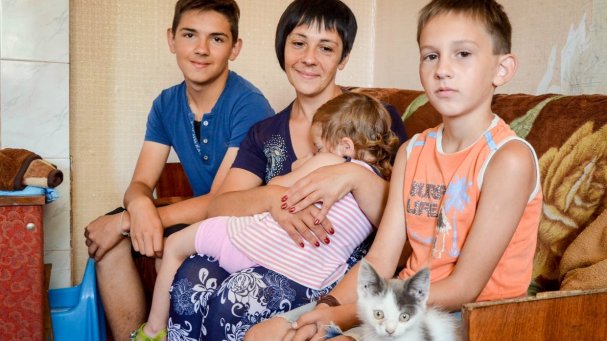 Люди перестали быть людьми: семья с окраины Донецка рассказала страшную историю жизни под обстрелами Люди перестали быть людьми: семья с окраины Донецка рассказала страшную историю жизни под обстрелами