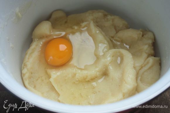 Когда тесто немного остынет, вводите по одному яйца, каждый раз тщательно взбивая тесто с помощью миксера. Для этого рецепта я использовала яйца категории С1.