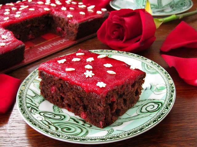 Постный шоколадный пирог с красной смородиной