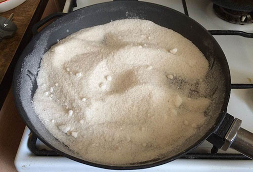 Прокаливание сковороды с солью