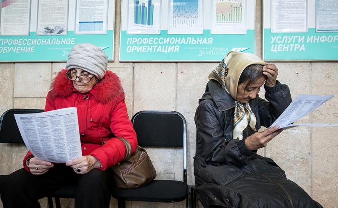 На фото: посетители на ярмарке вакансий в государственной службе занятости населения