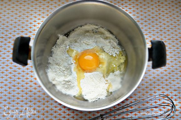Смешать просеянную муку, соль, 0,5 ст. л. сахара и яйцо. Хорошо перемешайте и влейте постепенно 1 ст. молока и 1 ч. л. растительного масла. Дайте блинной массе постоять 10 минут. Смешать просеянную муку, соль, 0,5 ст. л. сахара и яйцо. Хорошо перемешайте и влейте постепенно 1 ст. молока и 1 ч. л. растительного масла. Дайте блинной массе постоять 10 минут.