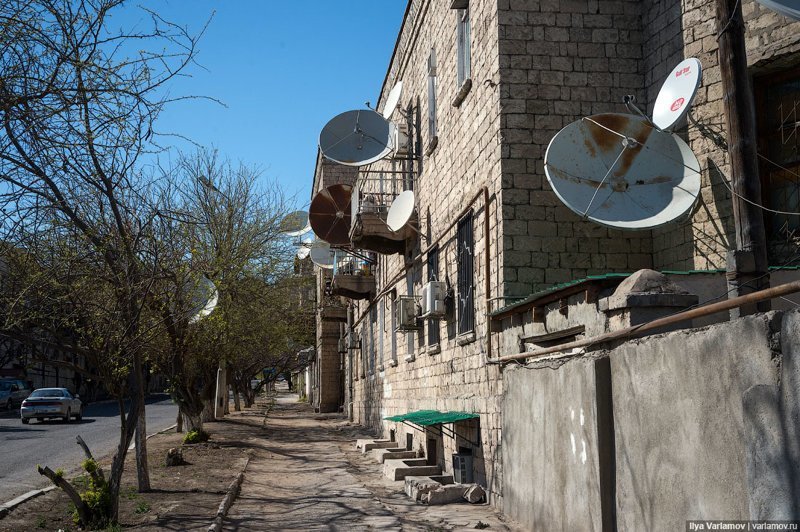 Туркменистан строят не для людей, а для открыток. В Туркменистане нет ни одного хорошего двора. Это гораздо важнее, чем все эти безумные здания и статуи. Туркменистан строят не для людей, а для открыток. В Туркменистане нет ни одного хорошего двора. Это гораздо важнее, чем все эти безумные здания и статуи. Ашхабад, пыль в глаза, туркменистан