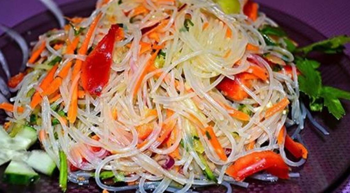 Яркий, легкий и очень вкусный салат можно приготовить из лапши фунчоза с овощами. Яркий, легкий и очень вкусный салат можно приготовить из лапши фунчоза с овощами.