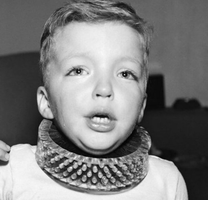 Щётка, предназначавшаяся для чистки шеи ребенка во время игры, 1950-е. история, картинки, фото
