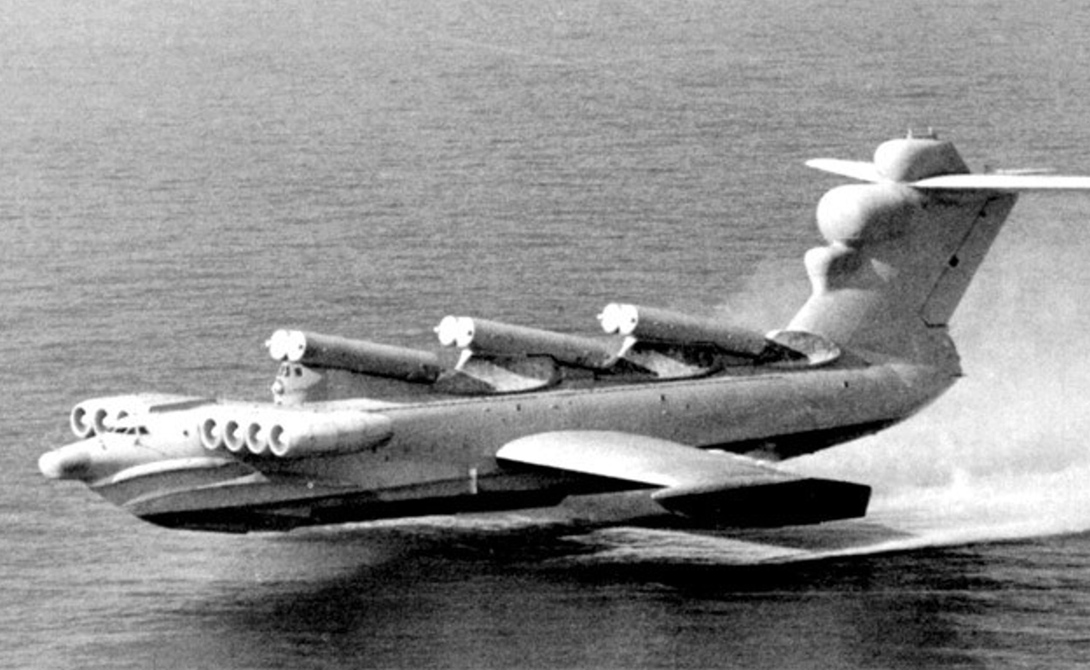 Экраноплан «Лунь» С-31
Экраноплан «Лунь» представлял собой нечто среднее между самолетом и кораблем. Серьезная огневая мощь, внушительная скорость, надежная защита — этот проект вполне мог бы стать очень серьезным противником и на воде, и в небе. Однако, гигантские размеры делали экраноплан легкой целью для истребителей. В конце 1980-х годов ВВС СССР начали реализацию еще одного экраноплана, чтобы гиганты работали в паре. Крест на амбициозном проекте поставил развал Советского Союза. С-31 вывели из эксплуатации в 1997 году. Сейчас он базируется на военно-морской базе в Каспийске.
