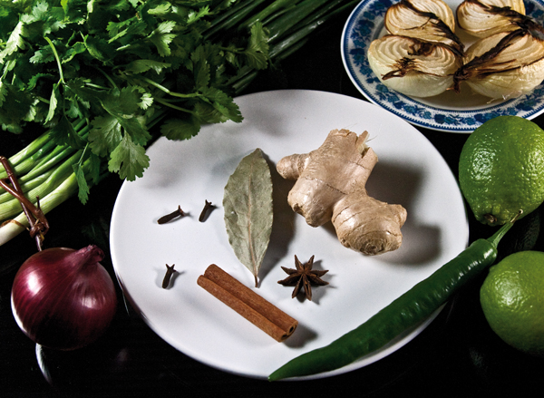 Суп по-ханойски с кусочками сырой говядины Суп по-ханойски с кусочками сырой говядины