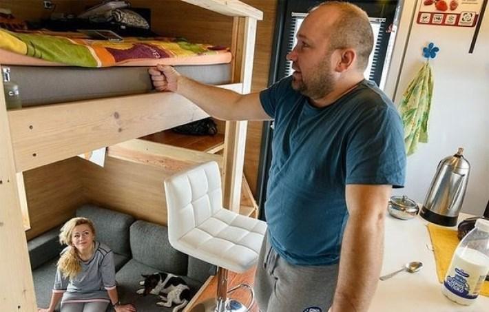 Чтобы сэкономить, семья перебралась в сарайчик. Увидев, что там внутри, Вы очень удивитесь! Чтобы сэкономить, семья перебралась в сарайчик. Увидев, что там внутри, Вы очень удивитесь!