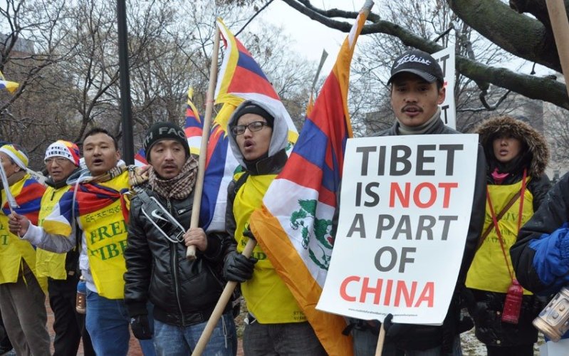 Тибет
Годы существования: с 1912 по 1951 гг.
 
В истории Тибета, насчитывающей несколько тысяч лет, 1912 год – дата знаменательная. Именно тогда Далай-Лама XIII объявил о независимости Тибета от Китая и провозгласил независимое Тибетское государство. В 1951 году китайские войска вторглись в Тибет и оккупировали его. В 1959 году вспыхнуло восстание, направленное против китайских захватчиков, но оно было быстро подавлено. Тибетцы призывают к независимости по сей день, и у них имеется множество сторонников среди мировых политиков и известных деятелей науки и искусства.