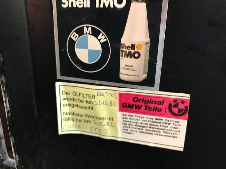 Сервисная наклейка с информацией о замене масла в 1982-м году