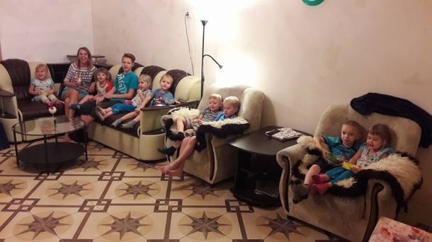 После смерти жены 31-летний Антон в одиночку растил 6 детей. После смерти жены 31-летний Антон в одиночку растил 6 детей.