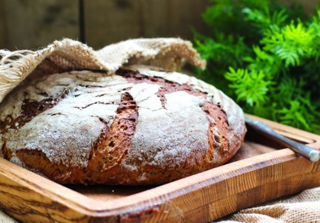 Покормите стартер и оставьте на ночь. Все продукты сложить в дефу и выставить в хлебопечке программу «Тесто ржаное».