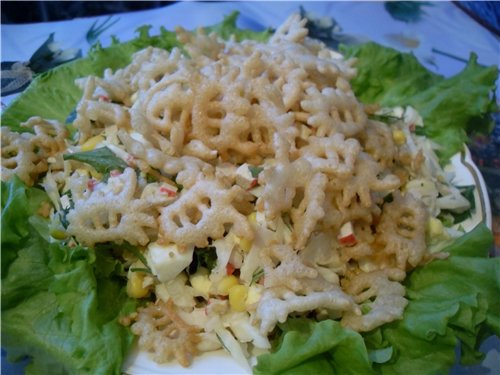Салат с крабовыми палочками и чипсами Салат с крабовыми палочками и чипсами