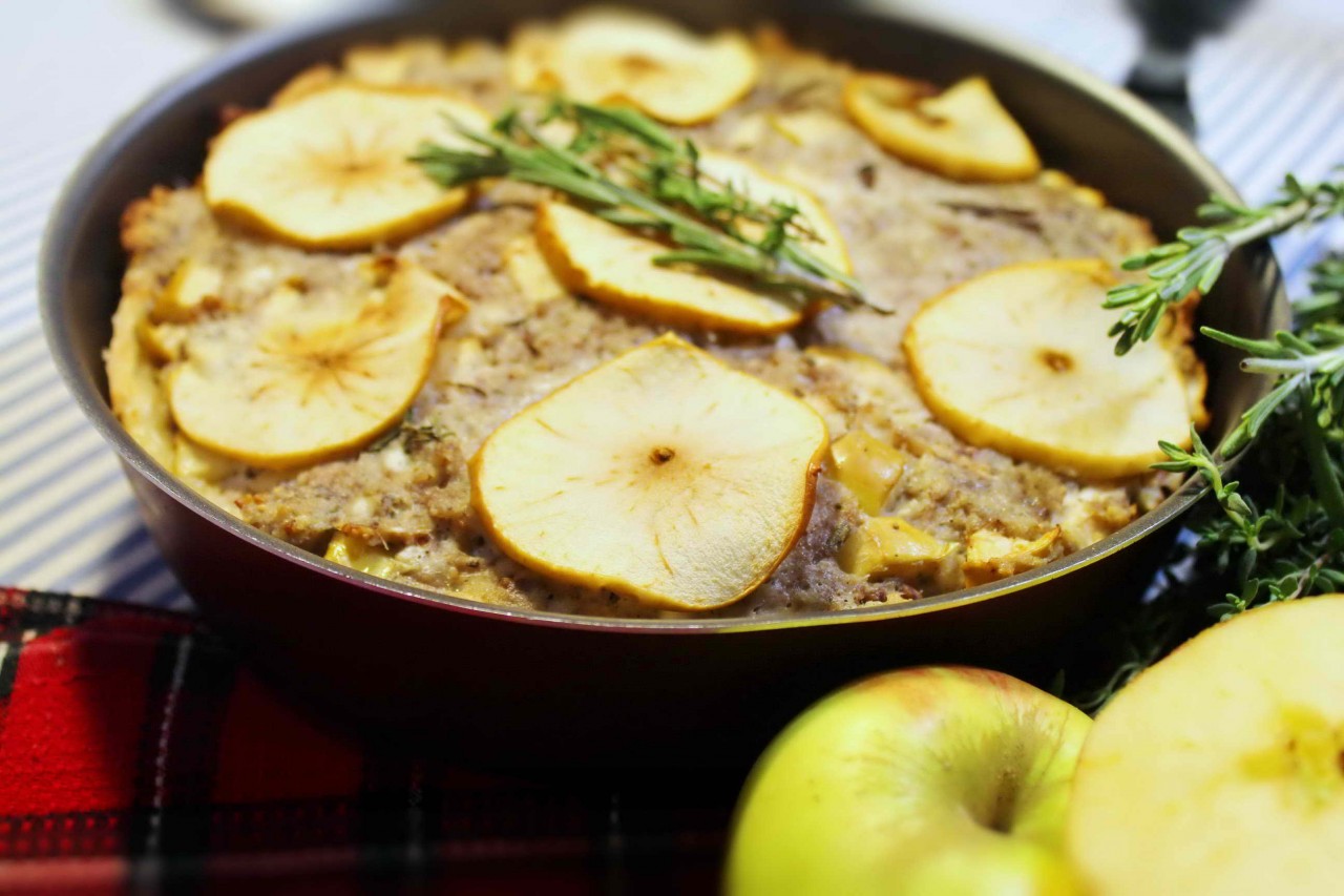 Осенний пирог со свининой, яблоками и травами.