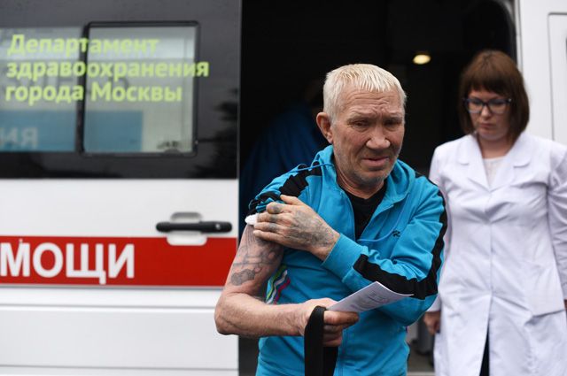 Около 200 человек в день делают прививки от гриппа в мобильных прививочных пунктах возле метро.
