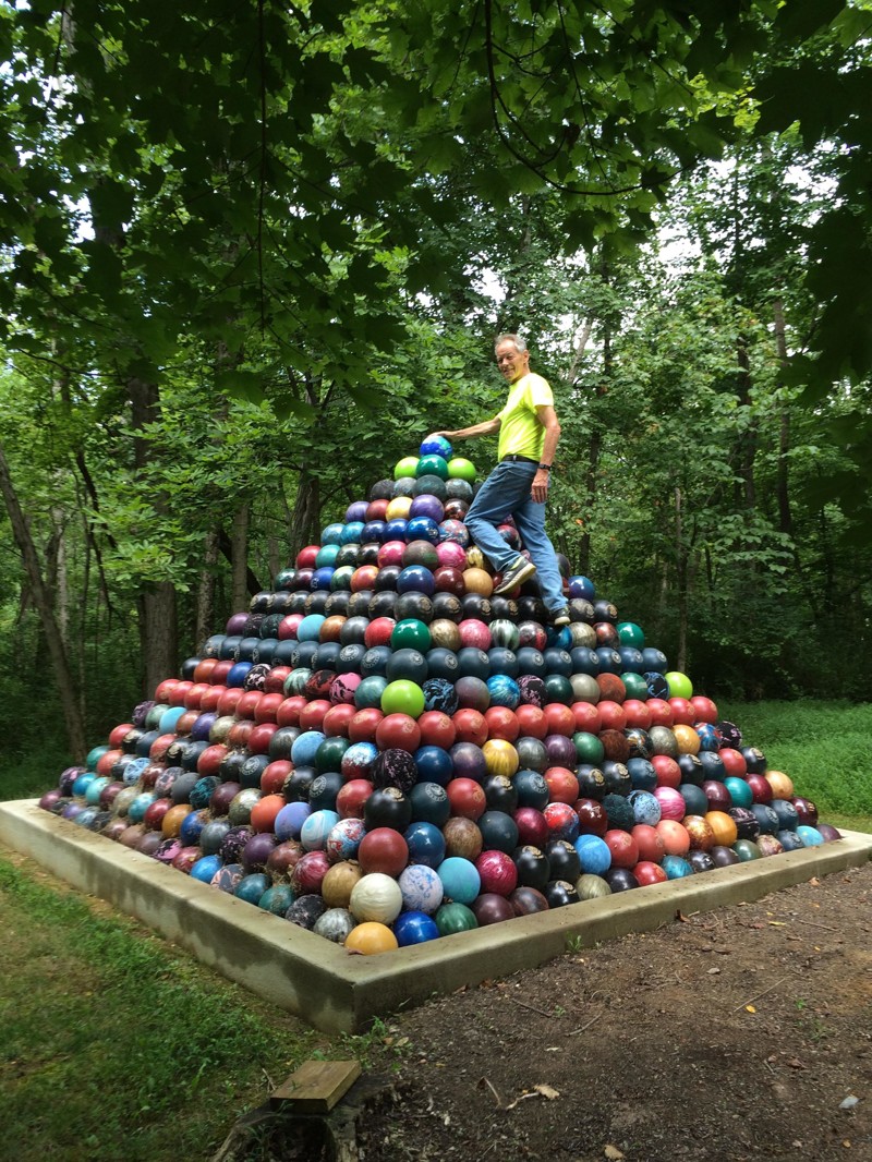 Когда становится совсем скучно, можно сделать огромную пирамиду из шаров для боулинга прикол, странности, юмор