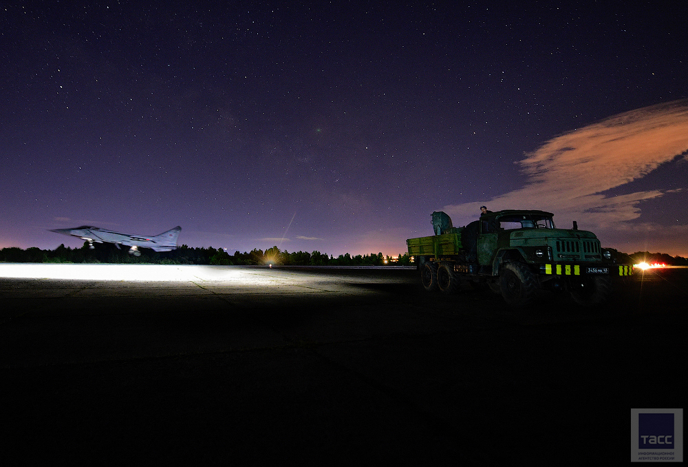 Вечерние полеты 22-го истребительного авиационного полка на аэродроме Центральная Угловая